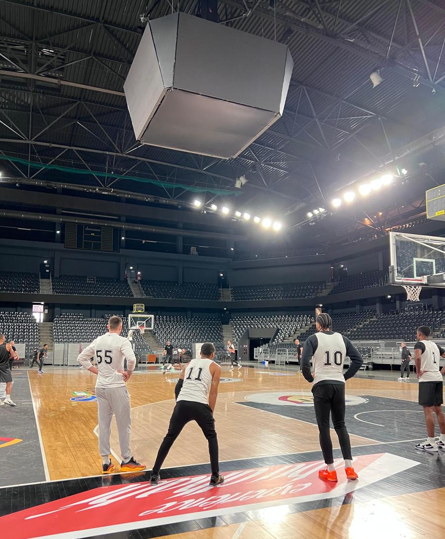 Poză de la ultimul antrenament al lui U-BT Cluj-Napoca înaintea duelului cu Partizan Belgrad/Foto: David Istrate (GSP) Într-o atmosferă europeană creată de 10.000 de fani, U-BT Cluj-Napoca a pierdut testul cu galonata Partizan Belgrad