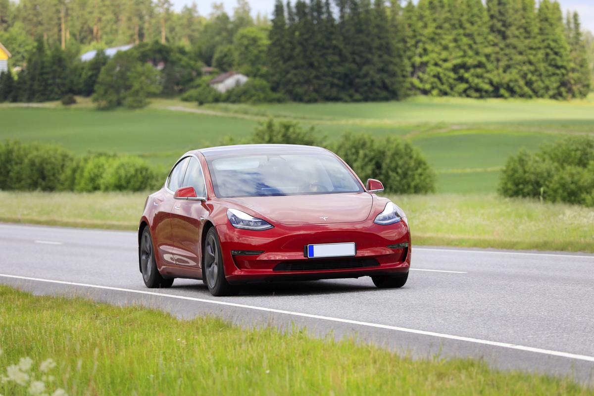 Pe fondul scăderii vânzărilor, Tesla aduce în Europa cea mai accesibilă versiune de sedan electric de până acum