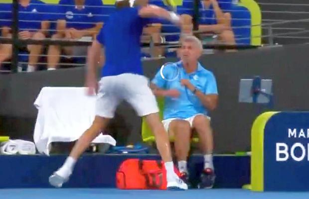 VIDEO Stefanos Tsitsipas, gest ȘOCANT la ATP Cup: și-a lovit tatăl cu racheta! Mama jucătorului a IZBUCNIT din tribune