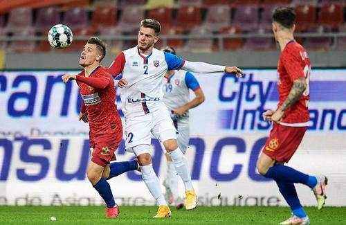 Denis Haruț (centru, alb) ar putea lăsa FC Botoșani pentru FCSB