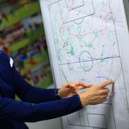 Bogdan Andone explică la tablă cum funcţionează apărarea lui Napoli
