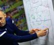 Bogdan Andone explică la tablă cum funcţionează apărarea lui Napoli