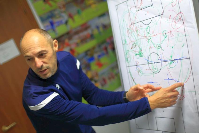 Bogdan Andone explică la tablă cum funcţionează apărarea lui Napoli