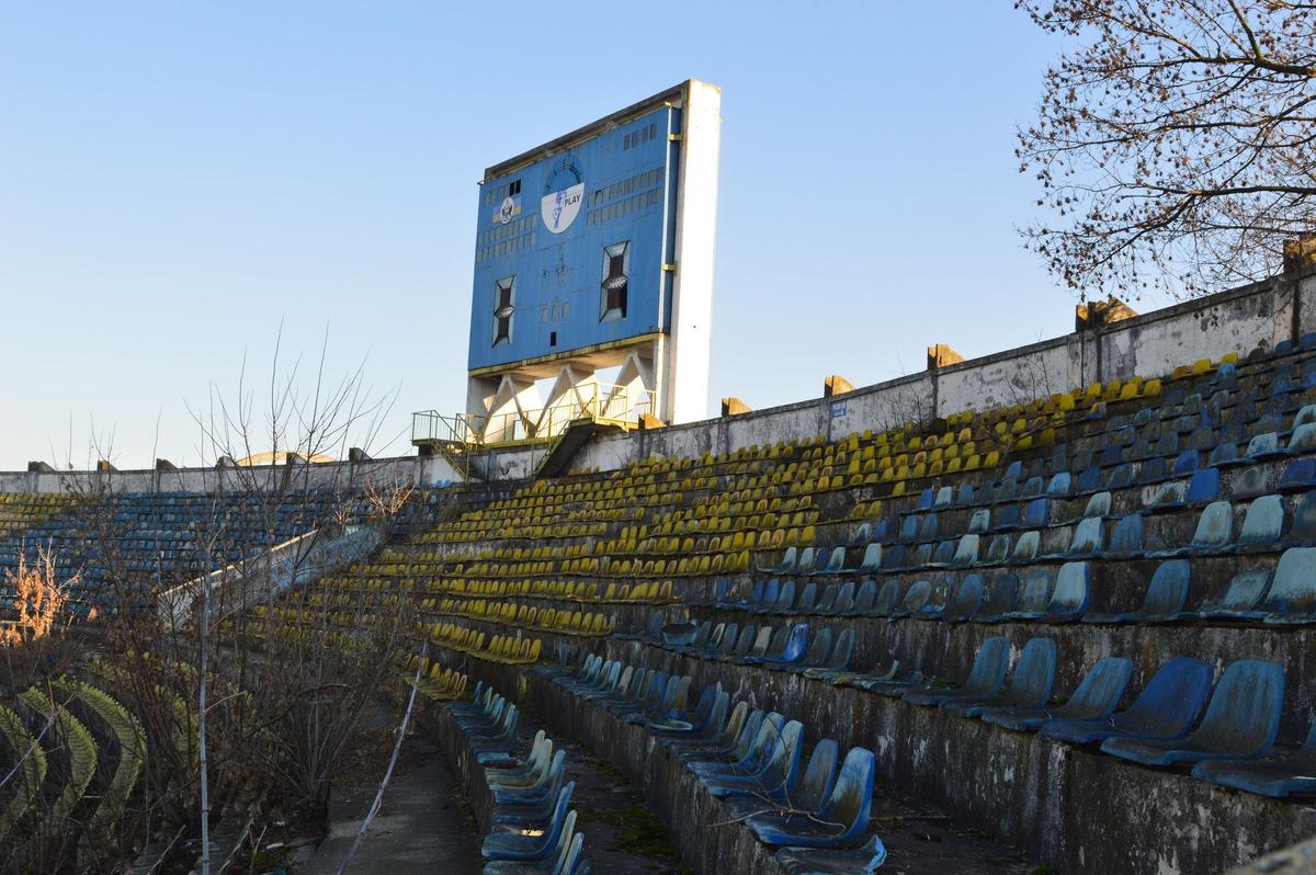 EXCLUSIV „Municipalul” din Bacău, „arena groazei”! Imagini cu stadiul dezastruos în care se află acum stadionul care obișnuia să adune 20.000 de spectatori