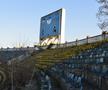 Tabela și scaunele arată de parcă stadionul ar fi fost câmp de război, ruginite și decolorate