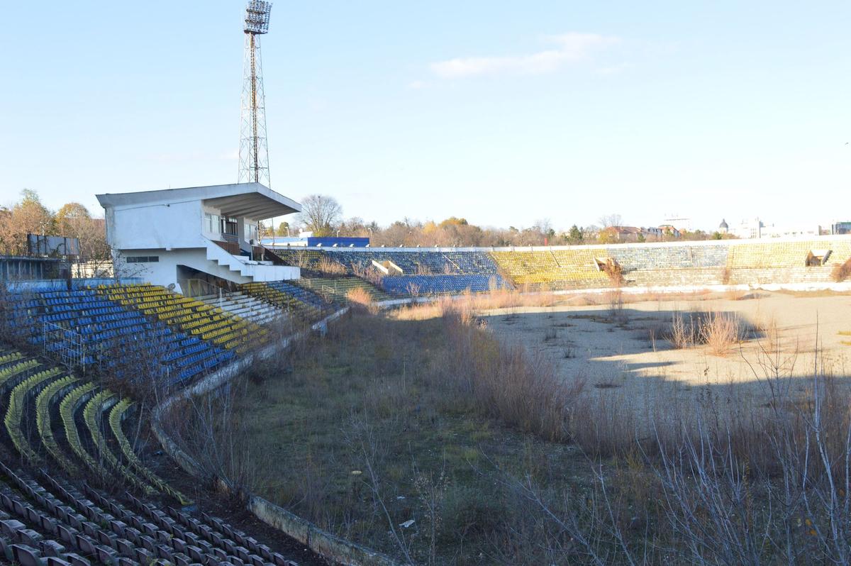 EXCLUSIV „Municipalul” din Bacău, „arena groazei”! Imagini cu stadiul dezastruos în care se află acum stadionul care obișnuia să adune 20.000 de spectatori