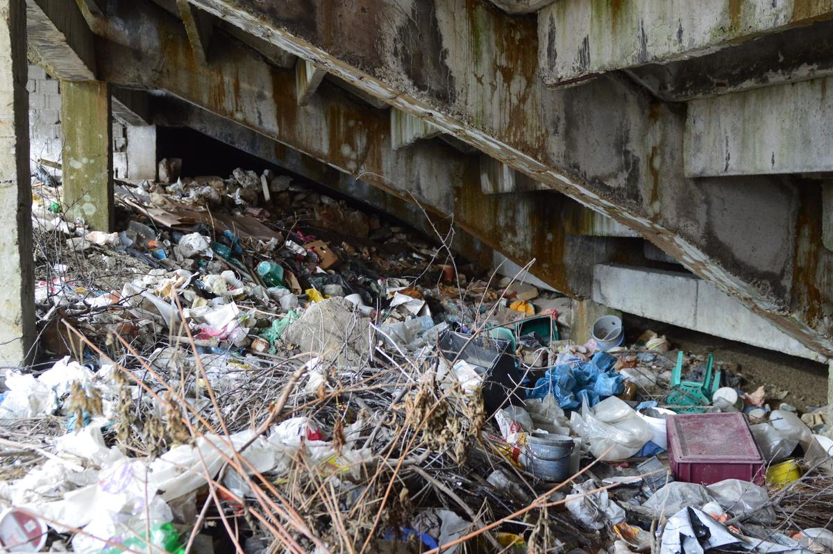 EXCLUSIV „Municipalul” din Bacău, „arena groazei”! Imagini cu stadiul dezastruos în care se află acum stadionul care obișnuia să adune 20.000 de spectatori