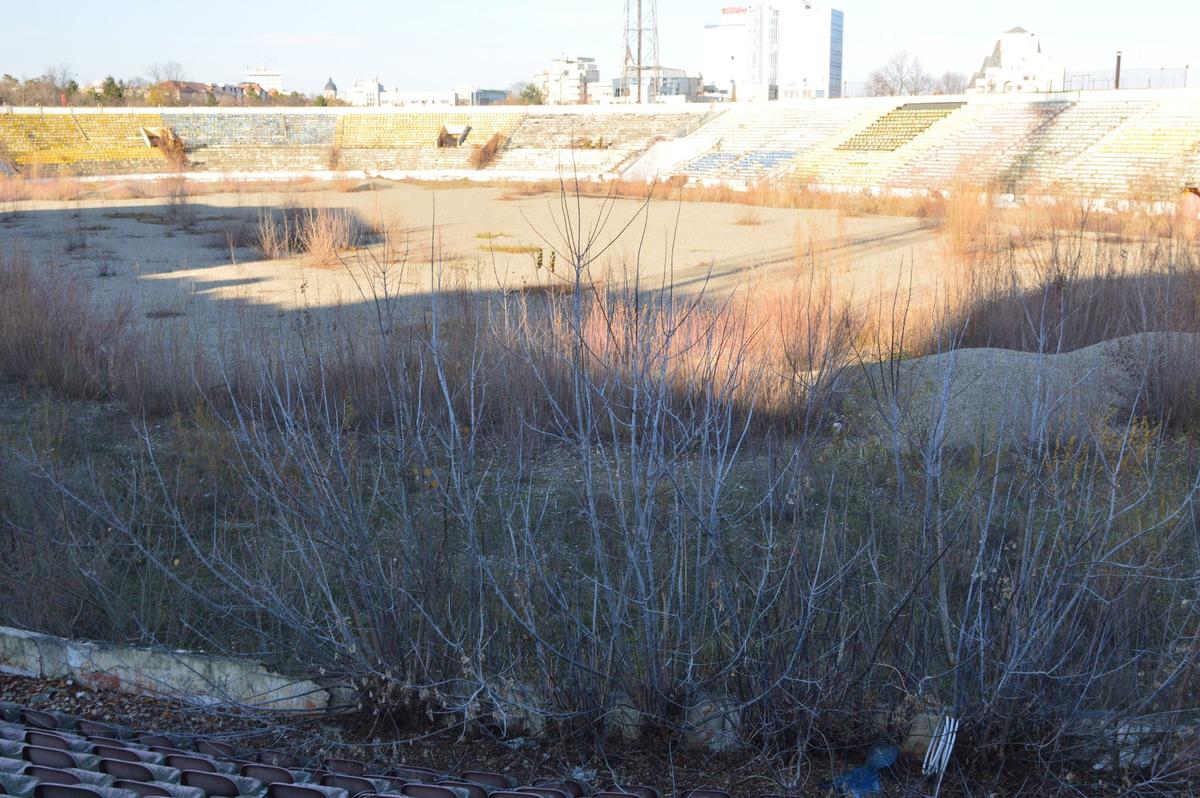 EXCLUSIV „Municipalul” din Bacău, „arena groazei”! Imagini cu stadiul dezastruos în care se află acum stadionul care obișnuia să adune 20.000 de spectatori