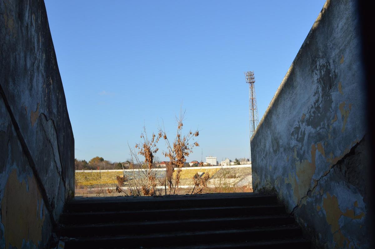 EXCLUSIV „Municipalul” din Bacău, „arena groazei”! Imagini cu stadiul dezastruos în care se află acum stadionul care obișnuia să adune 20.000 de spectatori