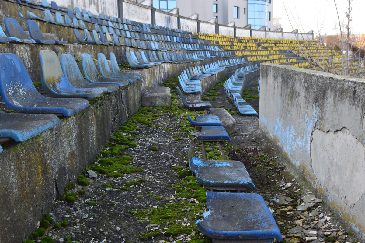 EXCLUSIV „Municipalul” din Bacău, „arena groazei”! Imagini cu stadiul dezastruos în care se află acum stadionul care obișnuia să adune 20.000 de spectatori