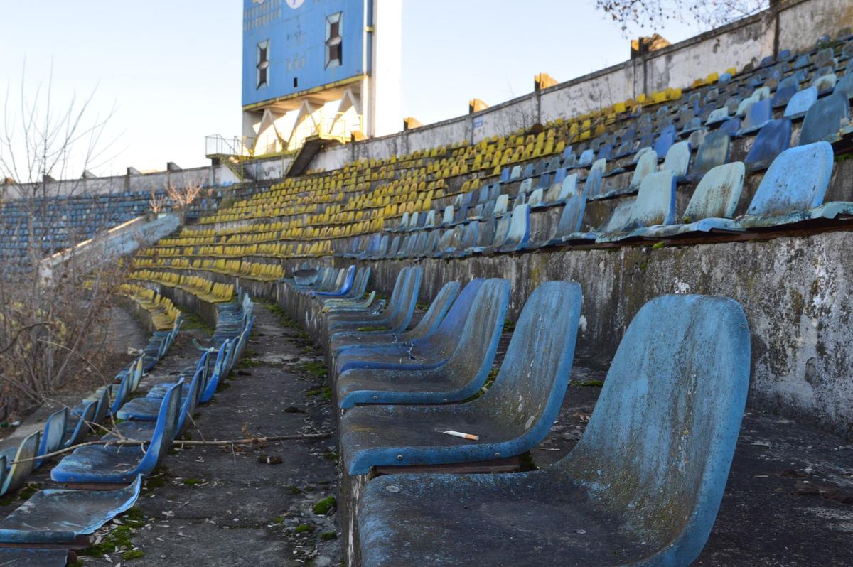 EXCLUSIV „Municipalul” din Bacău, „arena groazei”! Imagini cu stadiul dezastruos în care se află acum stadionul care obișnuia să adune 20.000 de spectatori