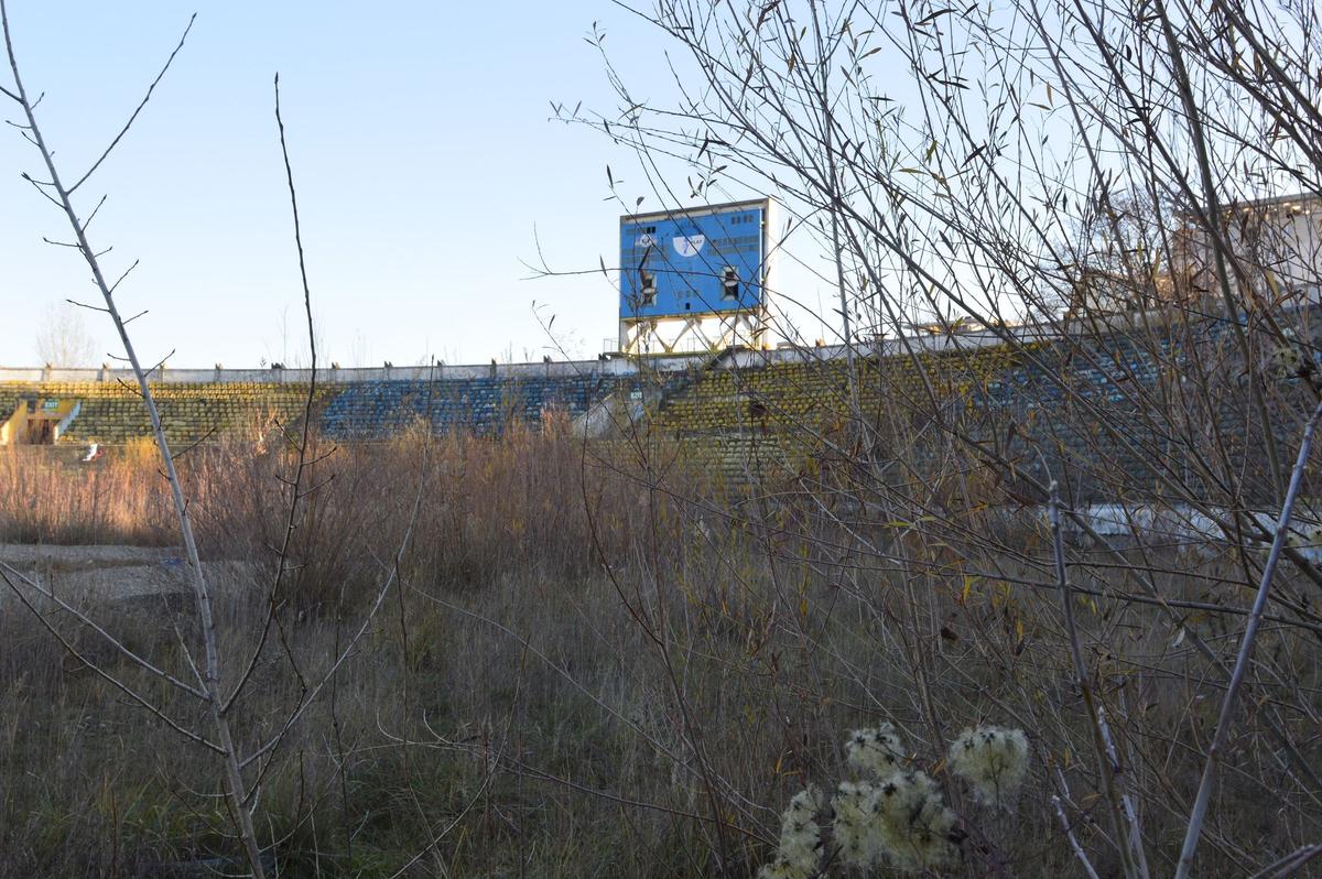 EXCLUSIV „Municipalul” din Bacău, „arena groazei”! Imagini cu stadiul dezastruos în care se află acum stadionul care obișnuia să adune 20.000 de spectatori