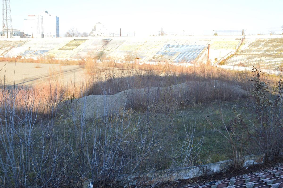 EXCLUSIV „Municipalul” din Bacău, „arena groazei”! Imagini cu stadiul dezastruos în care se află acum stadionul care obișnuia să adune 20.000 de spectatori