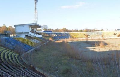 EXCLUSIV „Municipalul” din Bacău, „arena groazei”! Imagini cu stadiul dezastruos în care se află acum stadionul care obișnuia să adune 20.000 de spectatori
