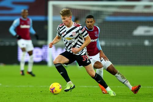 Sebastian Haller (în spate), într-un duel cu Scott McTominay în Premier League, în West Ham - Manchester United // foto: Imago