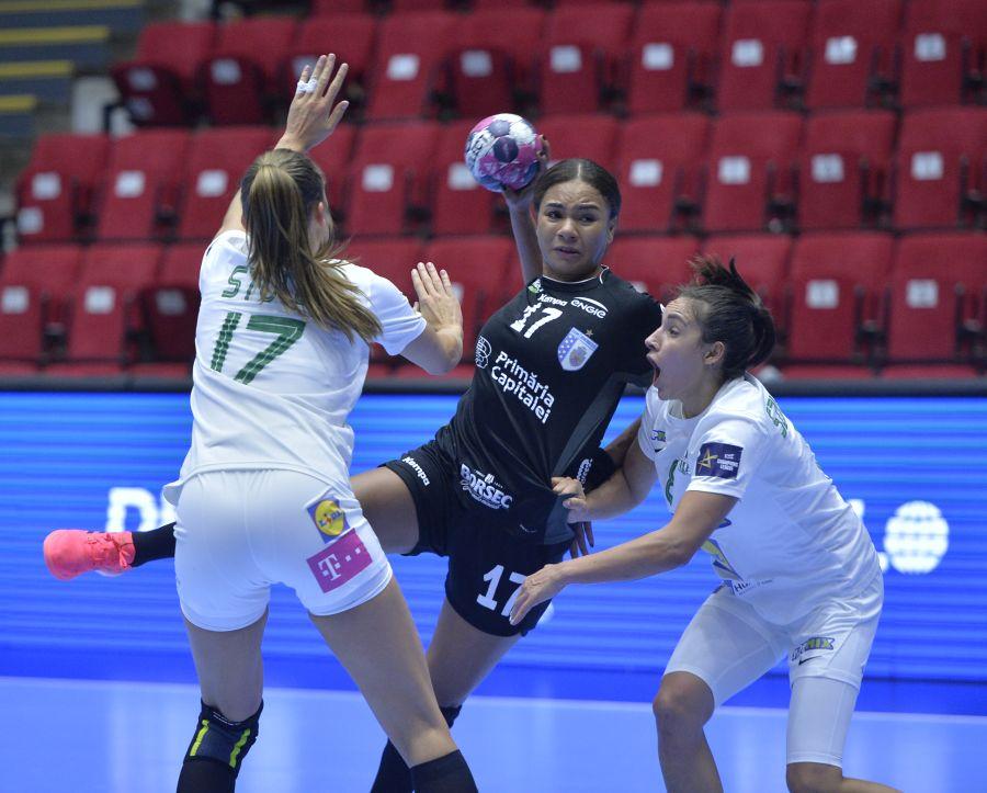 Elizabeth Omoregie încearcă să treacă de Alicia Stolle și Zita Szucsanszky FOTO Cristi Preda Gyor și FTC Budapesta, victorii la scor înainte de meciurile cu Vâlcea și CSM București