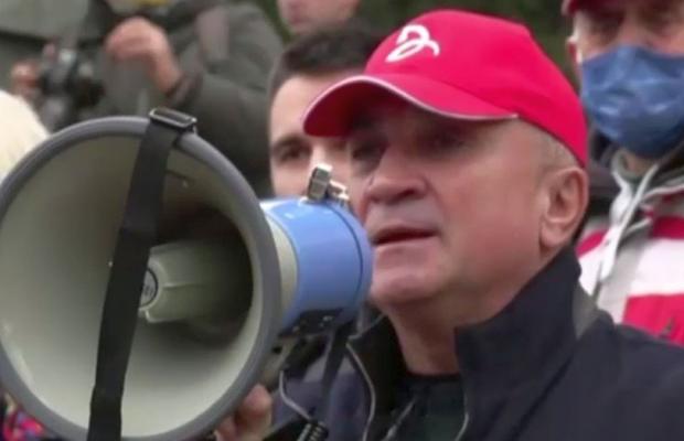 Tatăl lui Novak Djokovic a ieșit în stradă » Protest de amploare: „Mândria noastră e în captivitate! Au călcat în picioare poporul sârb”