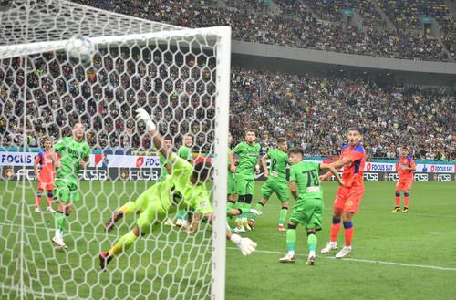 Golul fantastic al lui Keșeru cu Dinamo, din lovitură liberă directă de la marginea careului
Foto: GSP