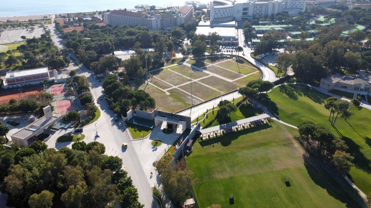 O altfel de Antalya » Peisajul din jurul hotelurilor de lux unde se pregătesc echipele din Liga 1 este dezolant: stâne de oi, sărăcie maximă și multe sere jerpelite