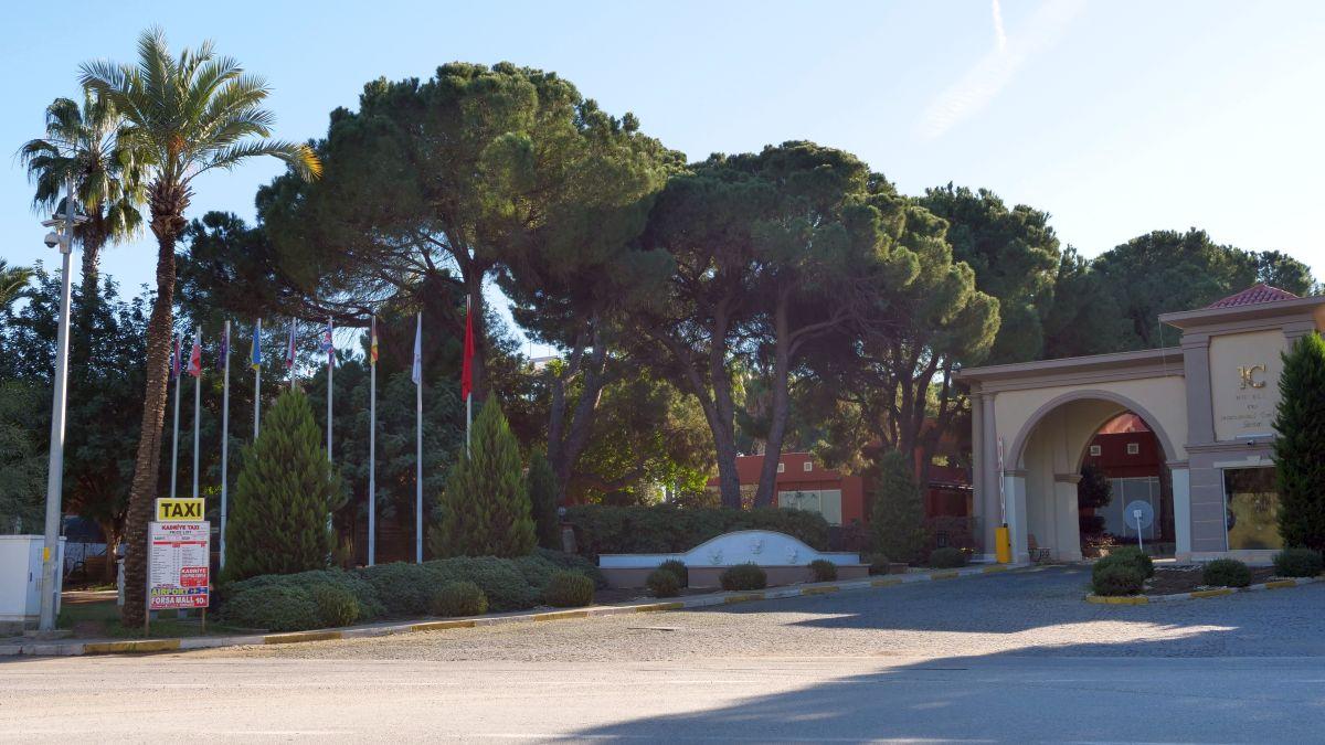 O altfel de Antalya » Peisajul din jurul hotelurilor de lux unde se pregătesc echipele din Liga 1 este dezolant: stâne de oi, sărăcie maximă și multe sere jerpelite