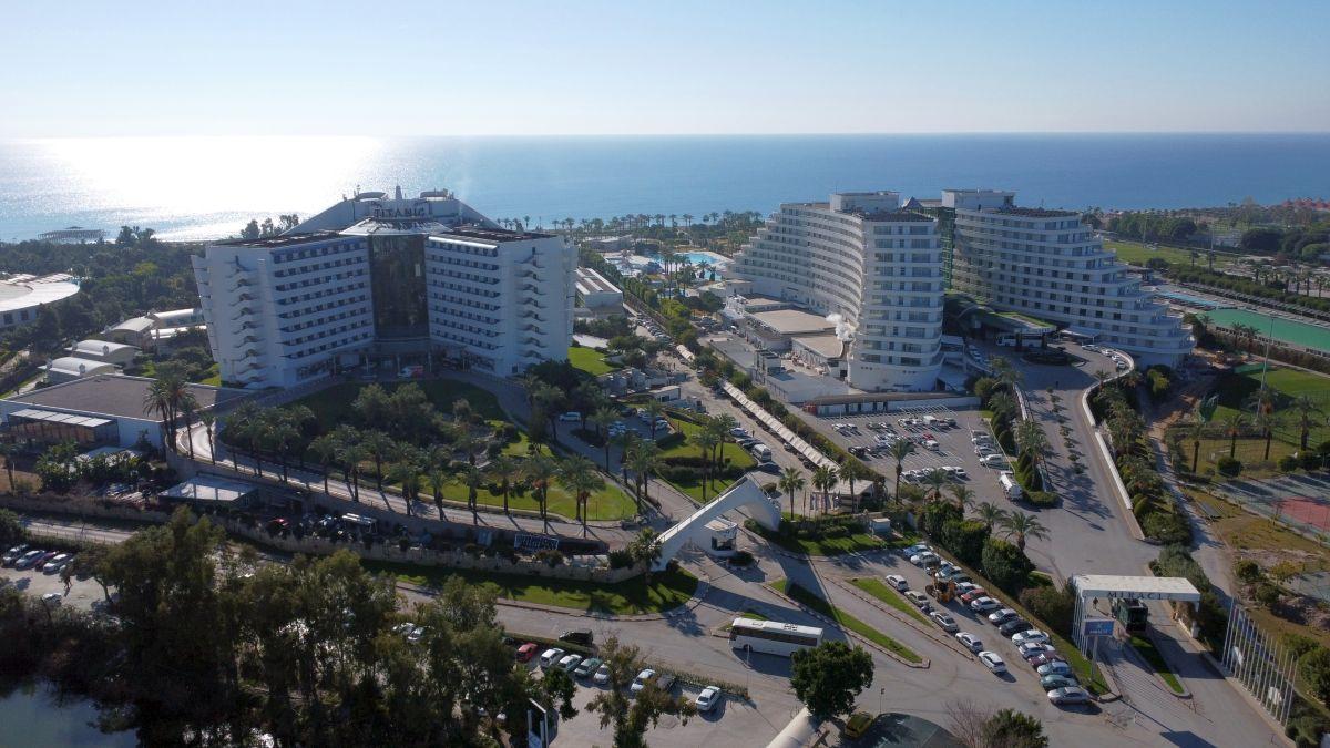 O altfel de Antalya » Peisajul din jurul hotelurilor de lux unde se pregătesc echipele din Liga 1 este dezolant: stâne de oi, sărăcie maximă și multe sere jerpelite