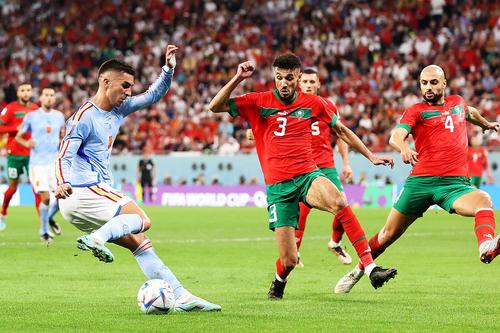 Noussair Mazraoui, numărul 3, în meciul cu Spania din optimile Mondialului // foto: Guliver/gettyimages
