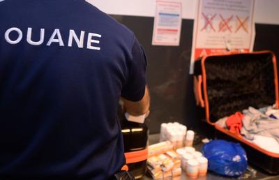 Un internațional, prins la aeroport cu 100 kg de cocaină în bagaj!
