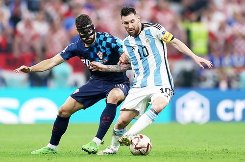 Josko Gvardiol, în stânga, în duel cu Lionel Messi // foto: Guliver/gettyimages
