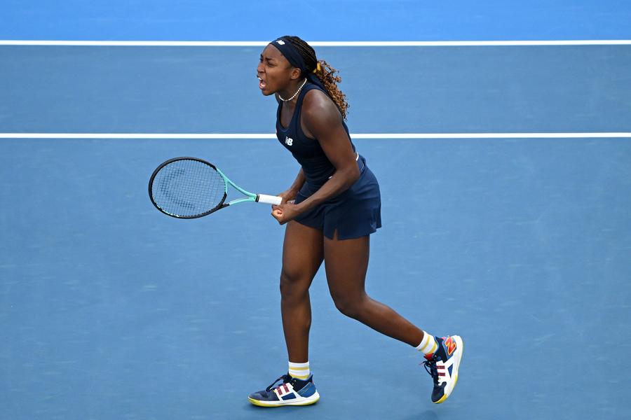 Coco Gauff sărbătorind FOTO Guliver/GettyImages S-au dat primele trofee ale sezonului » Gauff, Rybakina, Dimitrov și Rublev s-au impus