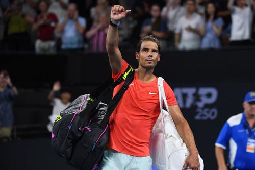 Rafael Nadal salutând publicul din Brisbane Foto Imago