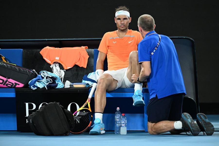 Rafael Nadal la Melbourne 2023, fiind consultat de fizioterapeut Foto Imago Rafael Nadal, 17 turnee de Grand Slam ratate în carieră » Un total de 42 de luni de absență, echivalentul a 3 ani și jumătate!