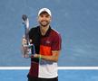 Grigor Dimitrov cu un zâmbet asortat la trofeul cucerit FOTO Guliver/GettyImages