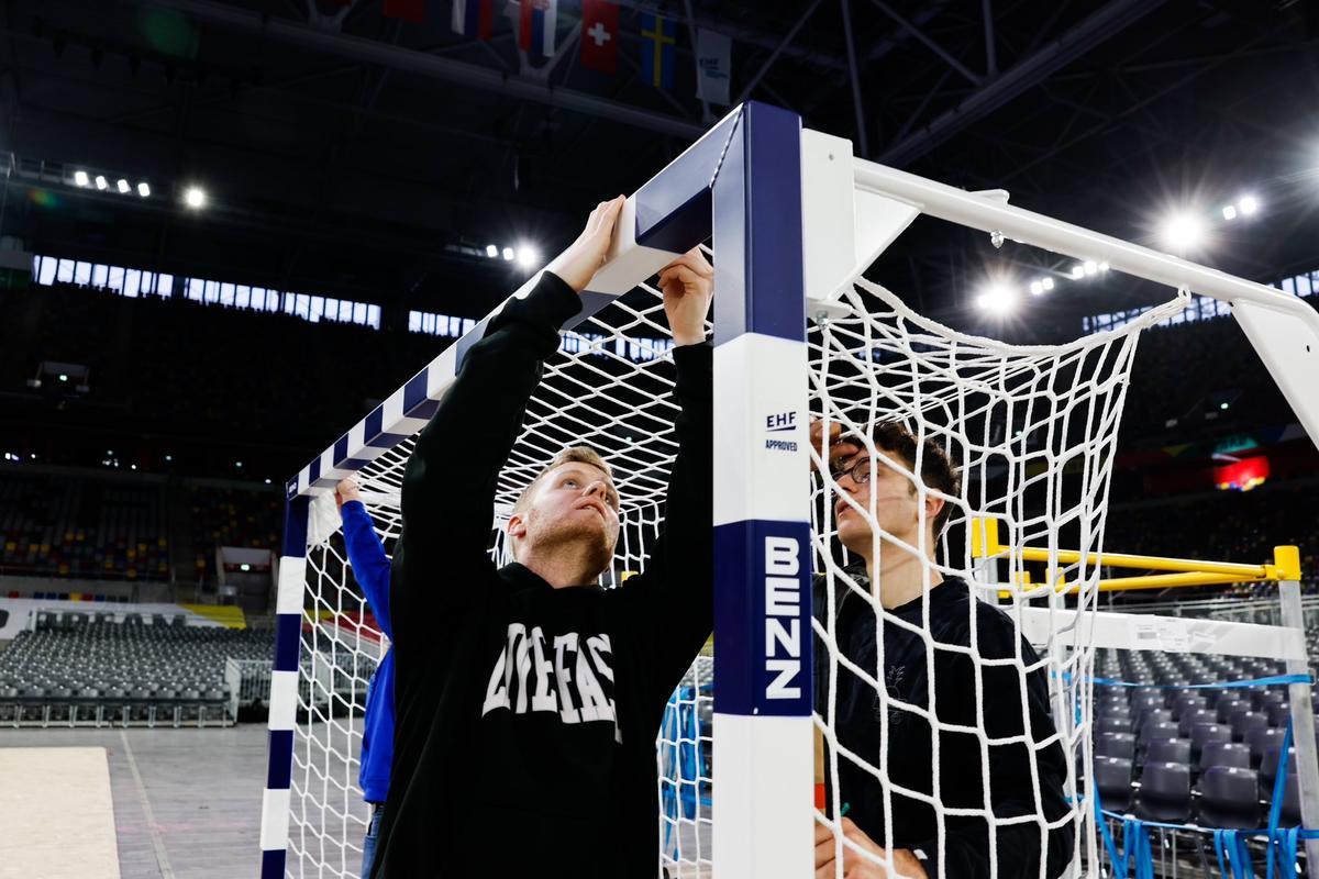 Începe! Interes uriaș pentru Campionatul European de Handbal la care România revine după 28 de ani » 54.000 de oameni în tribune la cel mai așteptat meci al primei zile