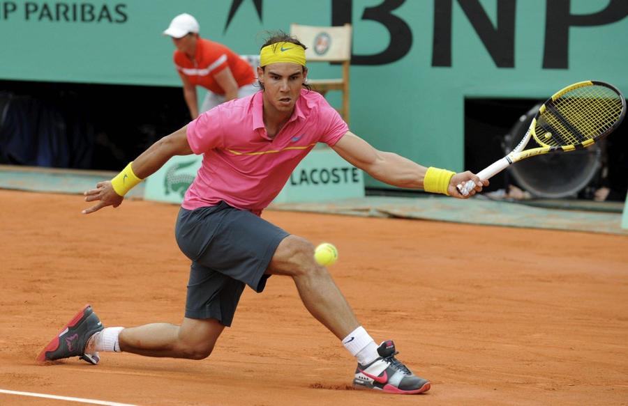 Rafael Nadal jucând la Roland Garros 2009 cu probleme la genunchi Foto Imago Rafael Nadal, 17 turnee de Grand Slam ratate în carieră » Un total de 42 de luni de absență, echivalentul a 3 ani și jumătate!
