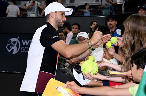 Grigor Dimitrov semnând autografe FOTO Guliver/GettyImages