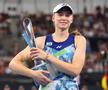 Elena Rybakina cu trofeul de la Brisbane FOTO Guliver/GettyImages