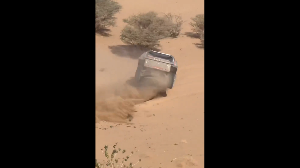 A făcut Dacia praf » Sebastian Loeb s-a răsturnat în Raliul Dakar cu mașina producătorului din România