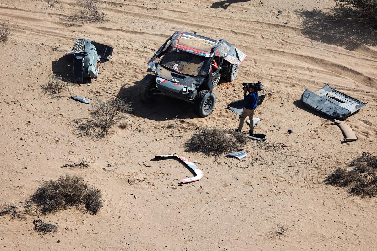 A făcut Dacia praf » Sebastian Loeb s-a răsturnat în Raliul Dakar cu mașina producătorului din România