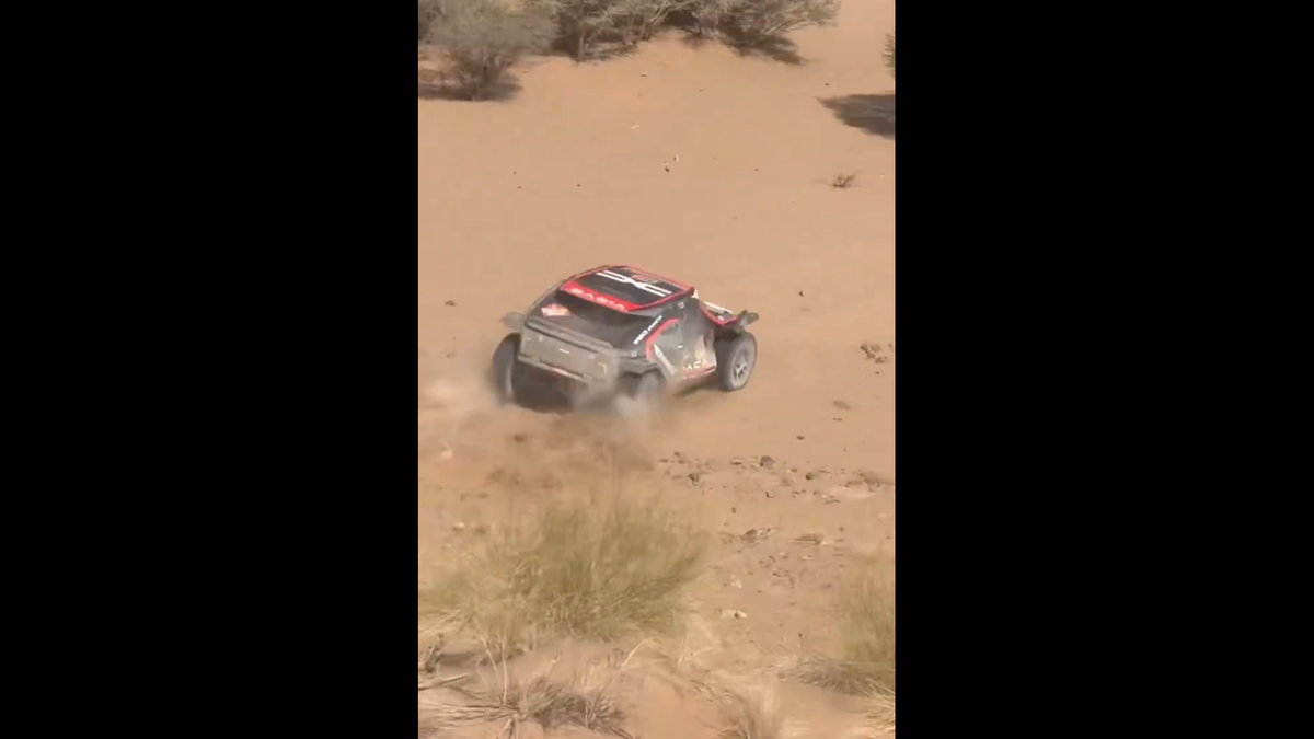 A făcut Dacia praf » Sebastian Loeb s-a răsturnat în Raliul Dakar cu mașina producătorului din România
