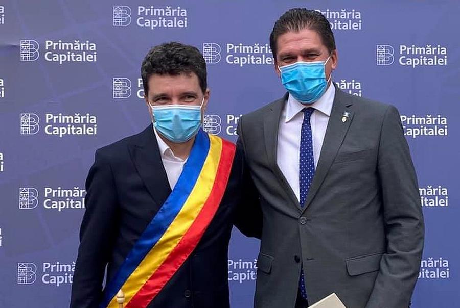 Nicușor Dan și Răzvan Socolovici. Foto: Facebook Politicul se joacă de-a handbalul » Nicușor Dan și-a pus directorul șef la CSM București! Vine din galerie: „STEAUA înseamnă CSA”