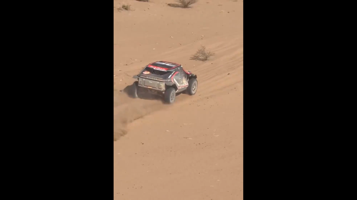 A făcut Dacia praf » Sebastian Loeb s-a răsturnat în Raliul Dakar cu mașina producătorului din România