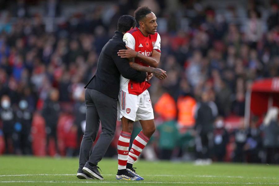Aubameyang, alături de Mikel Arteta/ foto Guliver/GettyImages Fostul jucător de la Barcelona, dezvăluiri tulburătoare: „«Tată, sunt niște oameni în casă». Încă am coșmaruri” + „Arteta mi-a spus că l-am înjunghiat pe la spate”