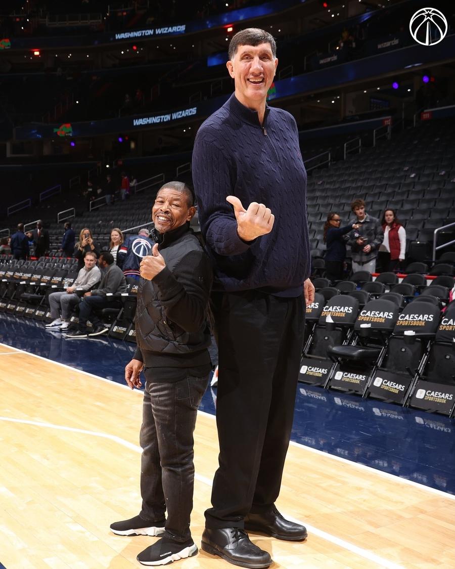 Ghiță Mureșan și Muggsy Bogues/Foto: Washington Wizards Ghiță Mureșan, revedere cu cel mai scund jucător din istoria NBA: „E WiFi mai bun aici, sus”
