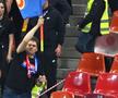 Răzvan Socolovici, noul șef de la CSM București, în galerie, fluturând steagul de peluză al Stelei