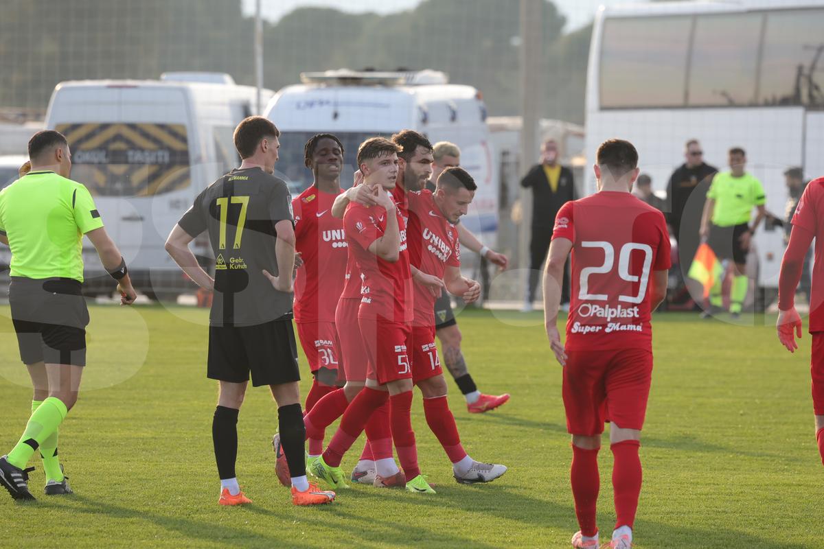 Hermannstadt, victorie sub ochii lui Mircea Lucescu » Selecționerul s-a pozat cu fanii turci