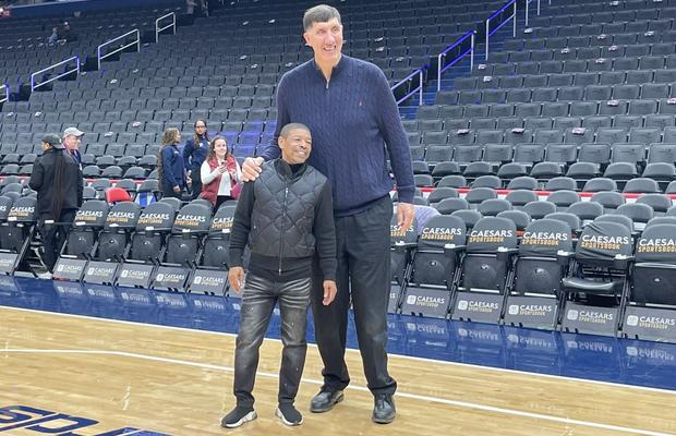 Ghiță Mureșan, revedere cu cel mai scund jucător din istoria NBA: „E WiFi mai bun aici, sus”