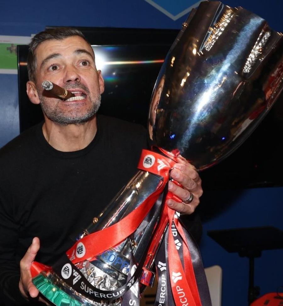 Noul antrenor al Milanului, Sergio Conceicao, cu trofeul și un trabuc în gură Milan, triumfal! Suma uriașă pe care i-a adus-o victoria din Supercupă cu Inter + Sergio Conceicao, dans cu trabucul