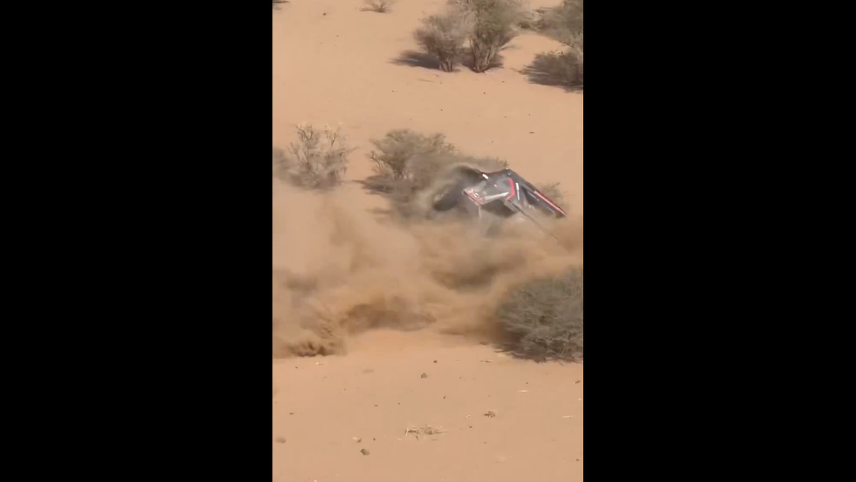 A făcut Dacia praf » Sebastian Loeb s-a răsturnat în Raliul Dakar cu mașina producătorului din România