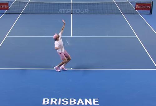 Polonezul Kamil Majchrzak (29 de ani, 59 ATP) l-a învins pe Reilly Opelka (28 de ani, 60 ATP), scor 6-7(2), 7-6(7), 7-6(8), și s-a calificat în sferturile turneului de la Brisbane. Americanul expediase 44 de ași.