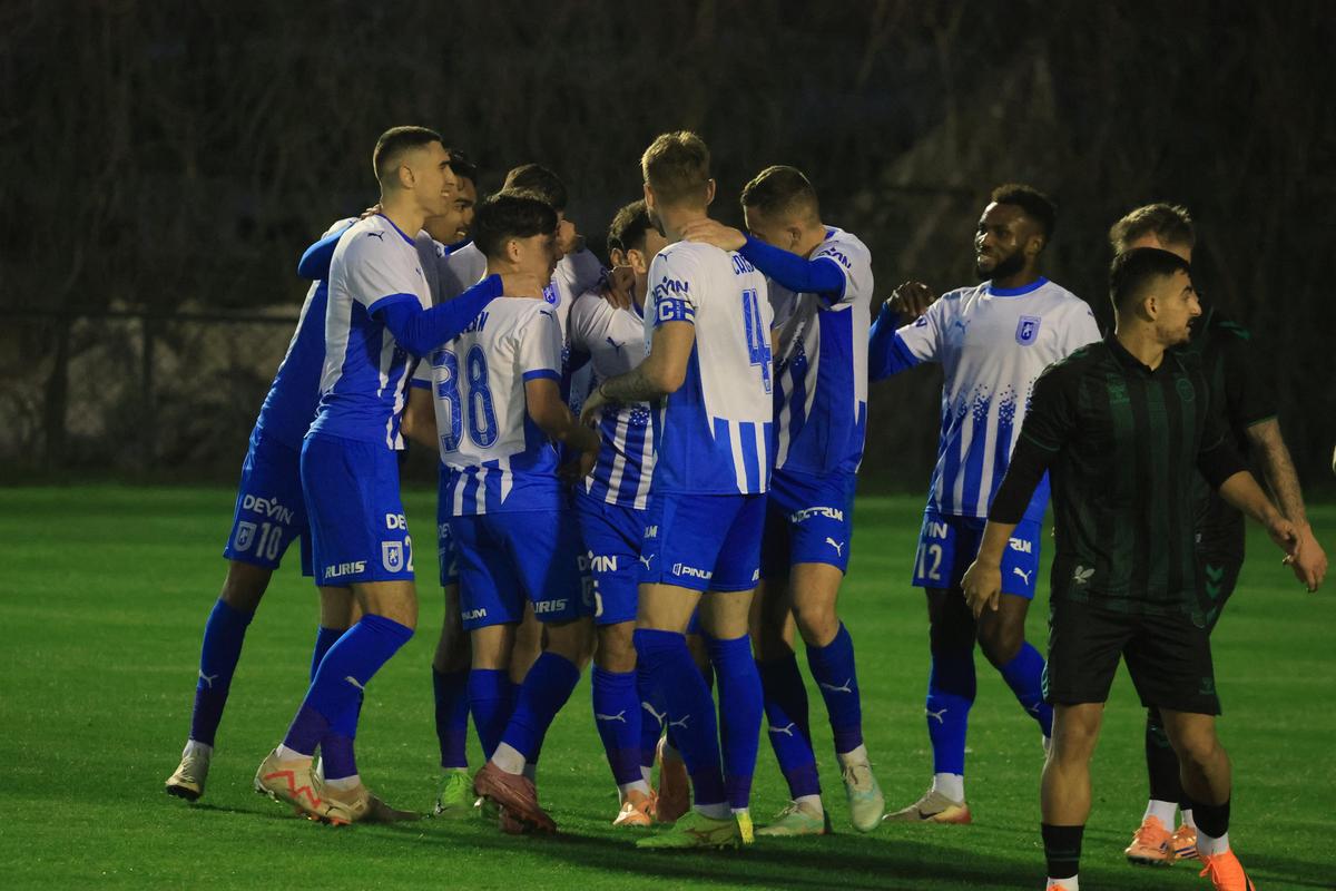 Universitatea Craiova - Konyaspor s-a încheiat cu mare scandal! Arbitrul a fluierat finalul în minutul 88 din cauza incidentelor